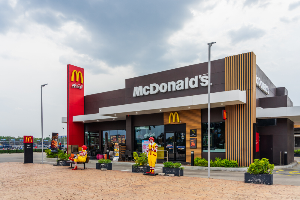 Kvinde blev rasende over kolde pommes frites på McDonalds – så fandt hun pistolen frem