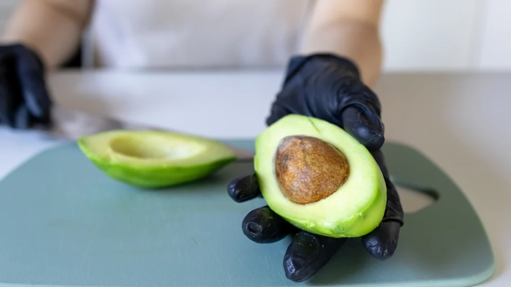 Det er super enkelt: Med dette smarte trick modner du en avocado på ingen tid