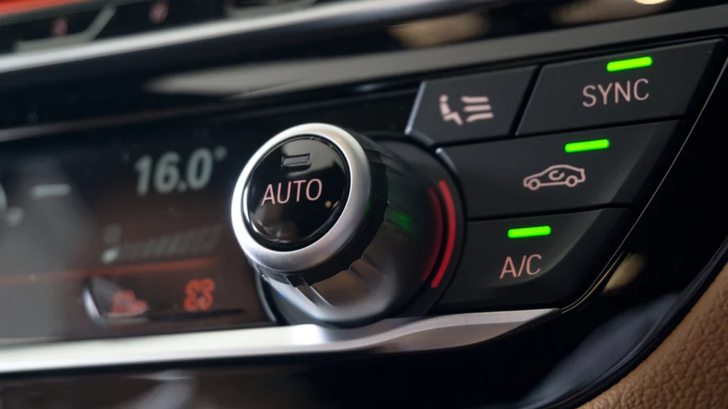 Mange glemmer denne knap i bilen: Kan køle hurtigere end din aircon