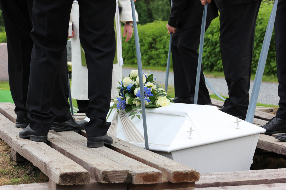 Familie og venner var samlet for at begrave Shay, pludselig bankede det inde fra kisten