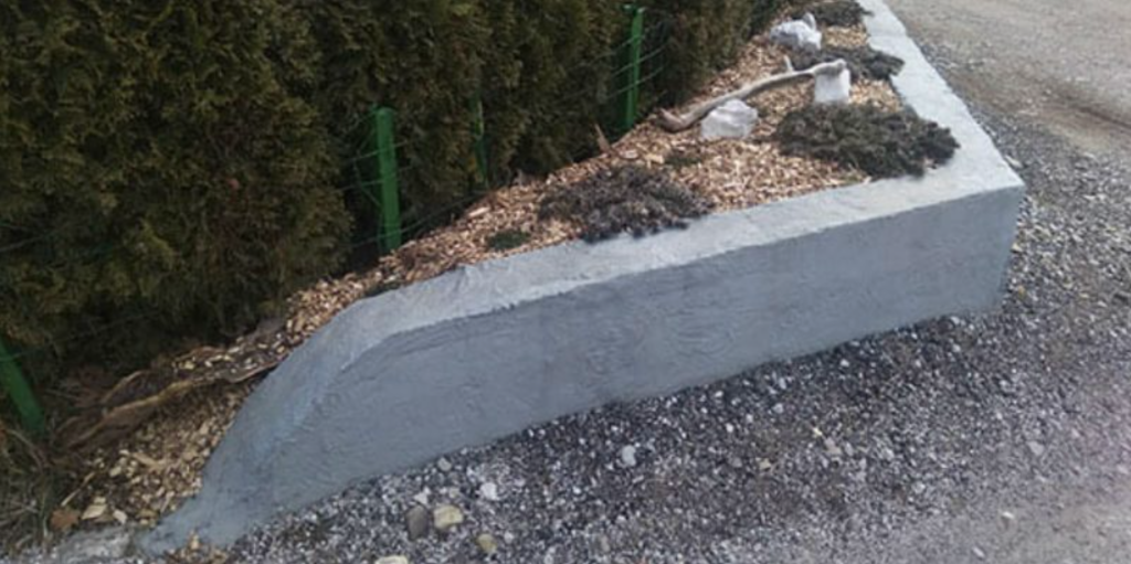 Nabostrid eskalerer: Ødelagt blomsterbed førte til fem totalskadede biler