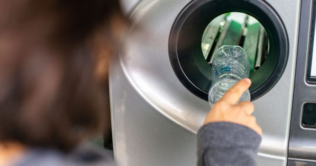 Brugsuddeler undrede sig over ny flaskeautomat: Så opdagede han chokerende syn bag båndet