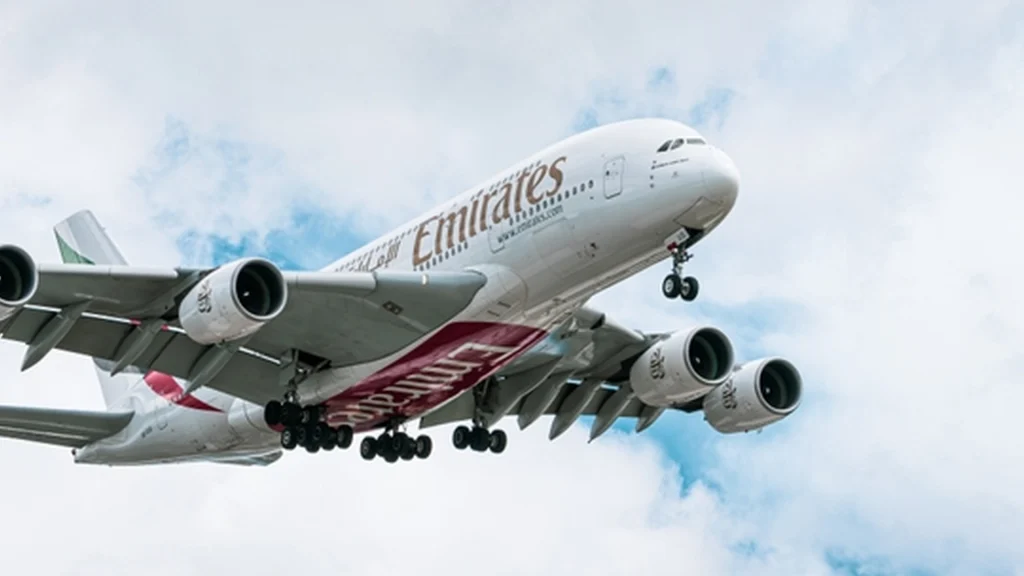 Emirates-stewardesse forvandler økonomi flybillet til luksus med dette simple hack