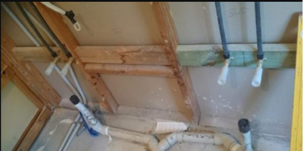 Håndværkeren Bob er i fuld gang med en renovering – men bag væggen venter et kæmpe chok