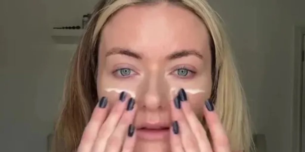 Influencer blev ‘flov’ da hun sendte video til brand – uden at opdage pinligt objekt i baggrunden