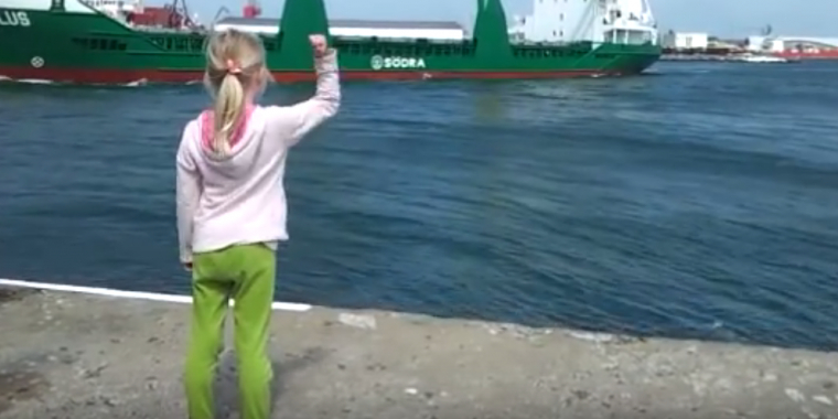 Lille pige prøver at få skibet til at tude – indsér straks sin store fejltagelse