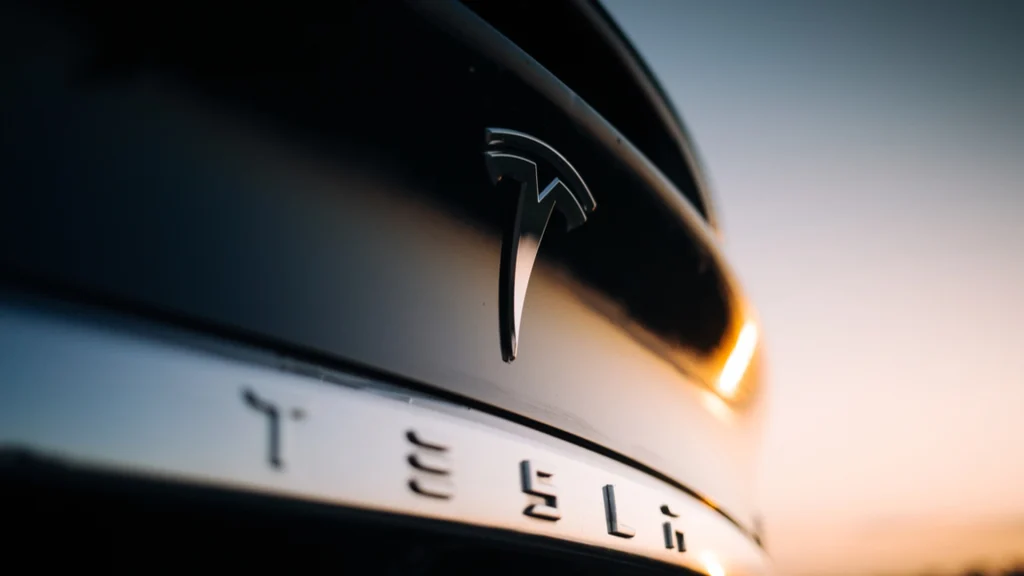 Teslas nyeste biler bryder færdselsregler: Nu kræves forklaring