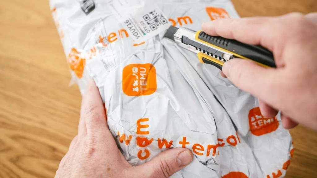 Kvinde bestilte et spisebordssæt på Temu: Vent til du ser, hvad der kom med posten