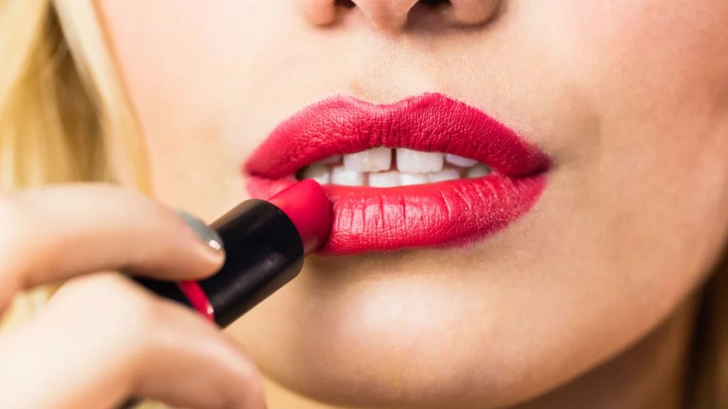 Mange danskere har det på badeværelset: Dette velkendte produkt kan fjerne makeup-pletter fra hvidt tøj