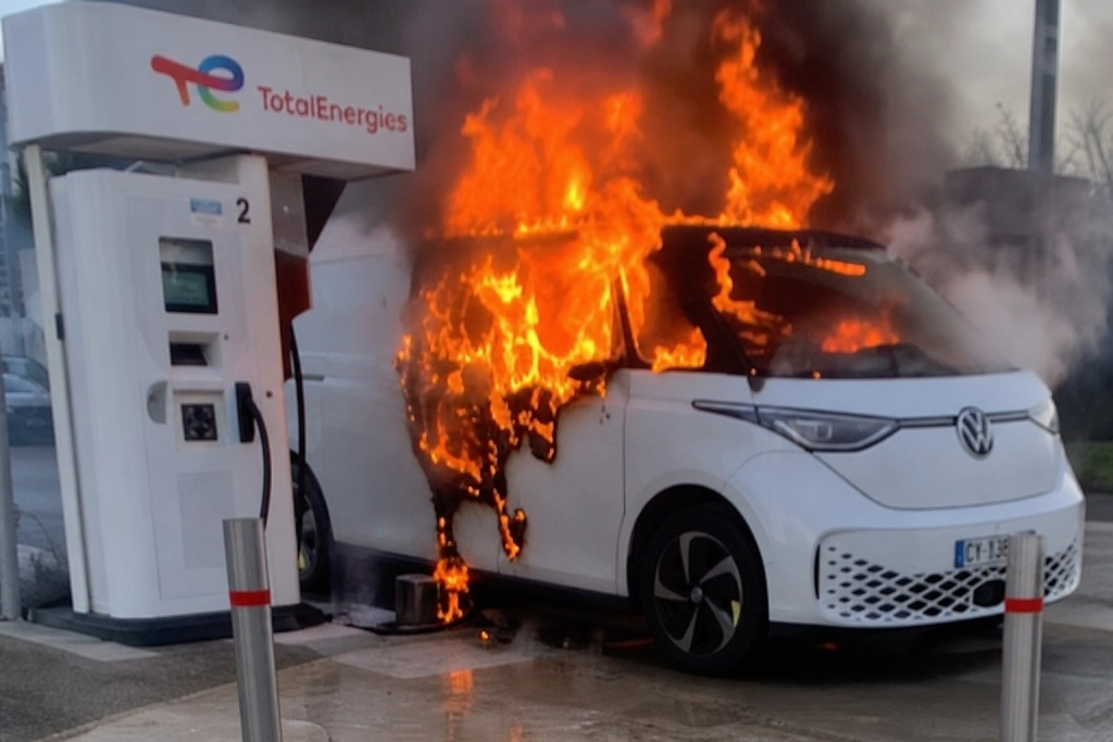 VW elbiler brød i brand under opladning i Frankrig - 5.100 danske biler er på listen