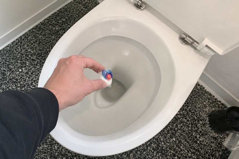 Opvasketablet i toilettet: Britisk ekspert om viralt TikTok-trick mod kalk
