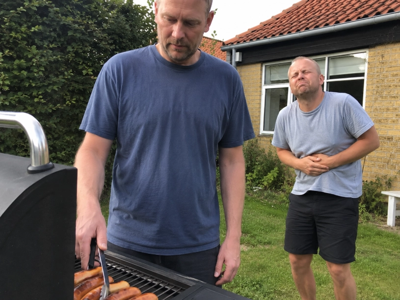 Den klassiske grillfejl koster danskere maveproblemer hver sommer