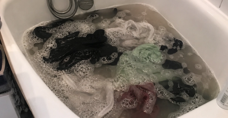 Det brune vand er ikke snavs, men dit vaskepulver: Eksperter advarer mod TikToks vaske-trick