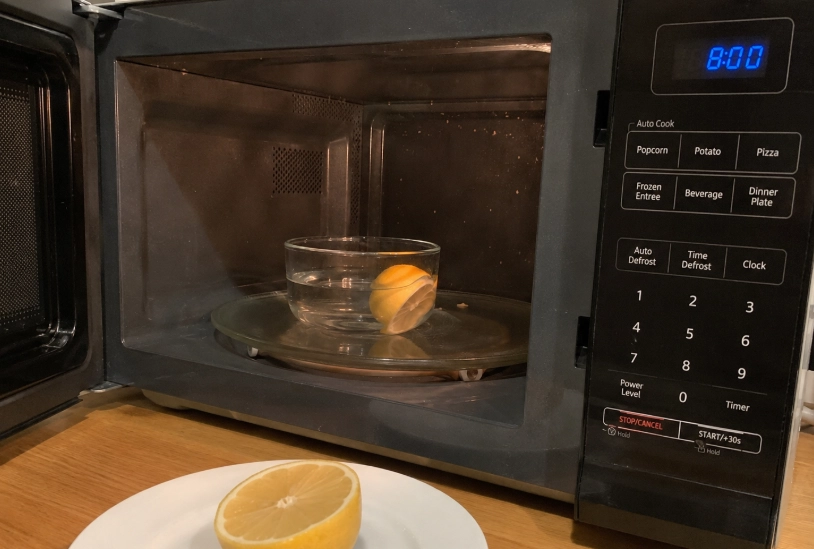 En halv citron, en skål vand og 8 minutter: Sådan renser du mikrobølgeovnen uden et eneste rengøringsmiddel