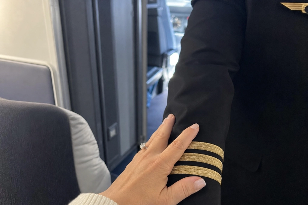 Den ene fulgte hende til flyet, den anden sad ved roret: Mor blev fløjet hjem af sin egen søn