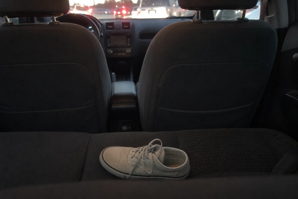 Uber afslører hvad folk glemmer i bilen: Tandproteser med to tænder, ankel-monitor og modermælk