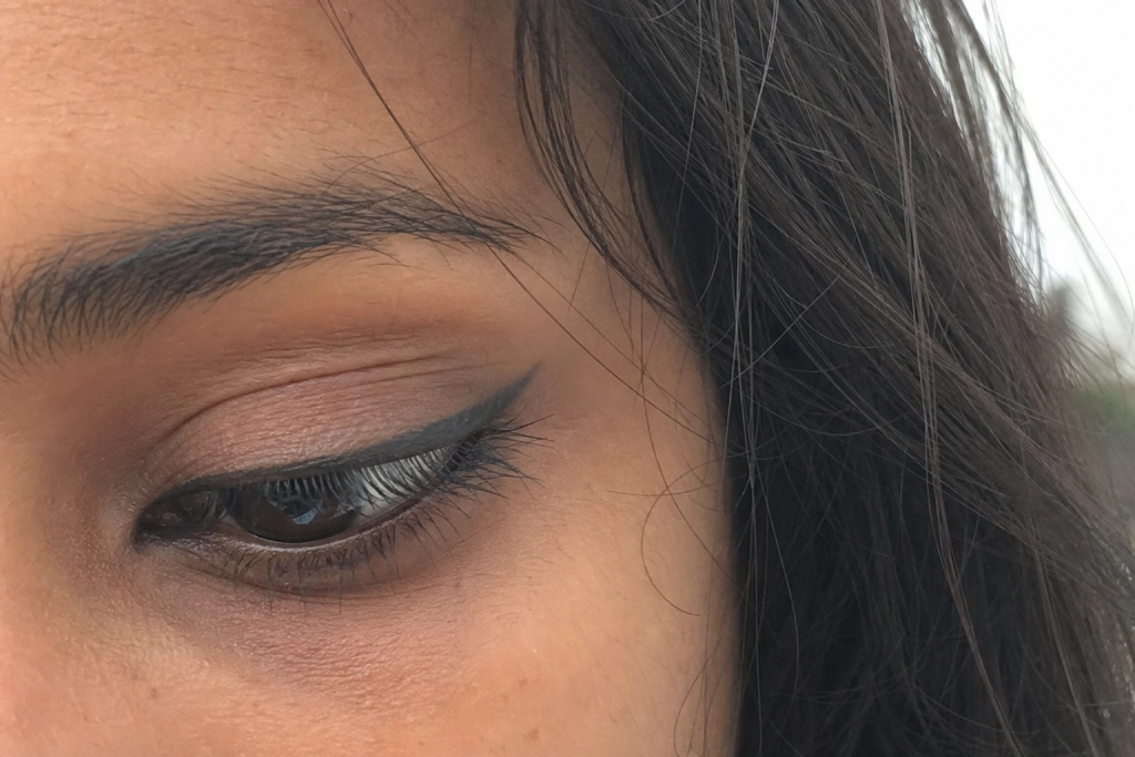 20 år sammen: Claire fik sin afdøde hunds aske blandet ind i sin eyeliner