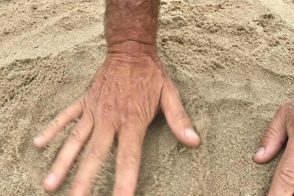 Han slog håndfladerne mod sand i 20 år: Se hvad det har gjort ved hans hænder