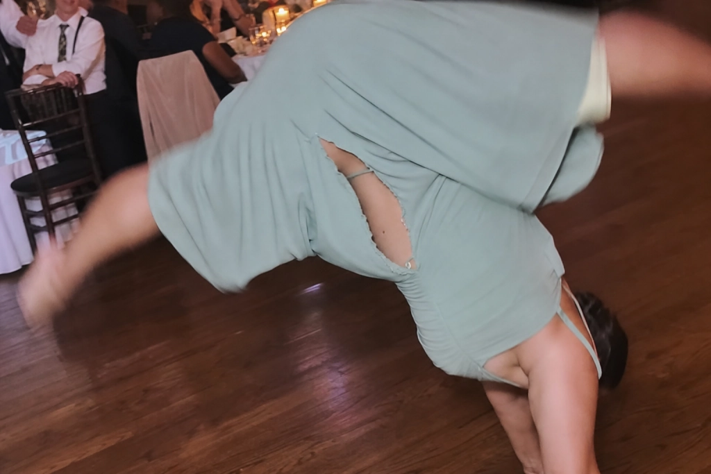 Kjolen revnede lige op ad bagen midt i dansen, men brudepigens svar fik 8 millioner til at grine