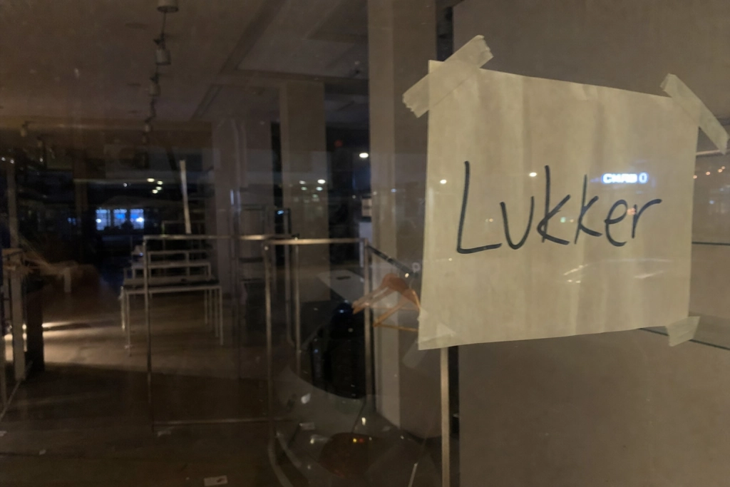 Generationer af danske mænd købte deres første jakkesæt her: Nu lukker kæden for altid