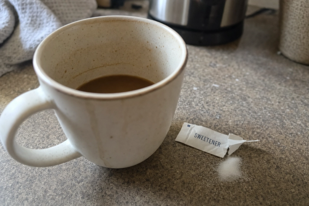 De sidder i din kaffe, din yoghurt og din sodavand: Cambridge testede 39 sødestoffer, og 3 ud af 4 ramte tarmbakterierne