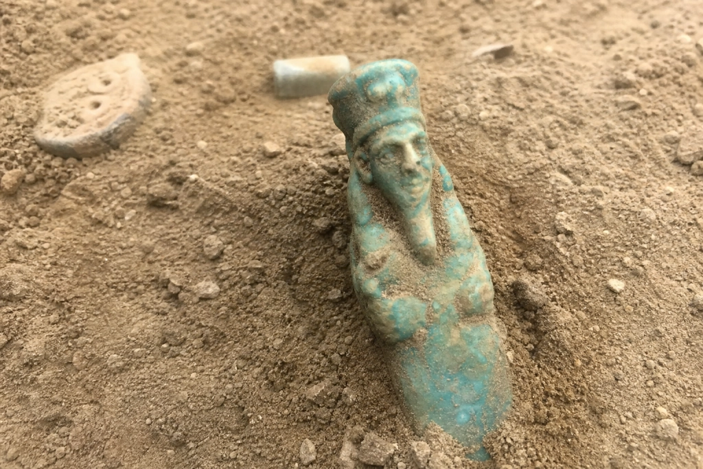 De åbnede en 2.000 år gammel egyptisk grav: Indeni lå 560 figurer - og keramik sejlet hele vejen fra Grækenland