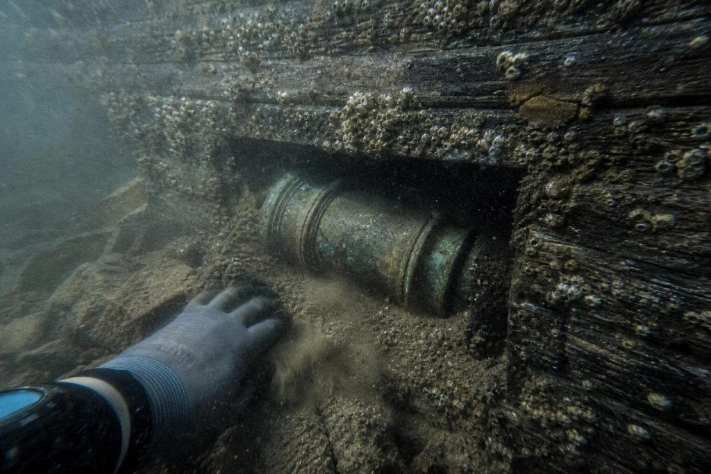 300 år lå de på havets bund - nu er de første skatte fra verdens rigeste vrag endelig hævet