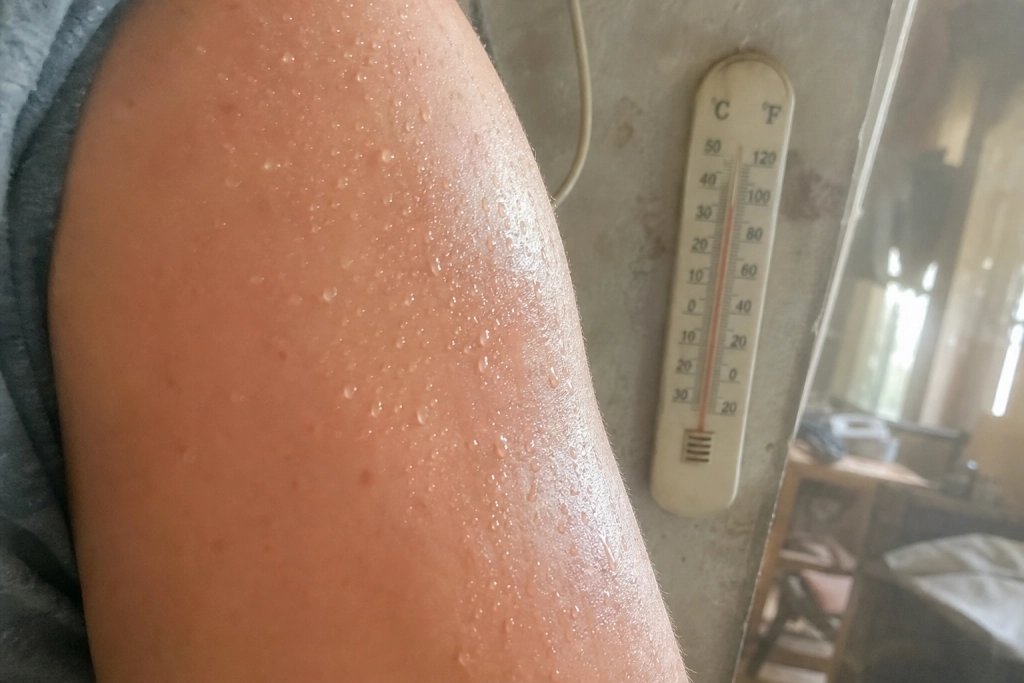Termometeret viser 38 grader - men kroppen mærker 51: Derfor er fugtvarme farligere end tørvarme