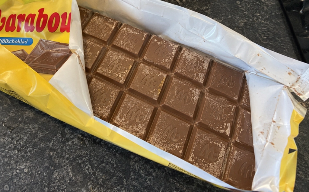 Hvid belægning på chokolade er et vigtigt tegn