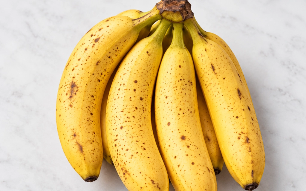 Opbevar bananer sådan, så de holder sig friske og gule meget længere