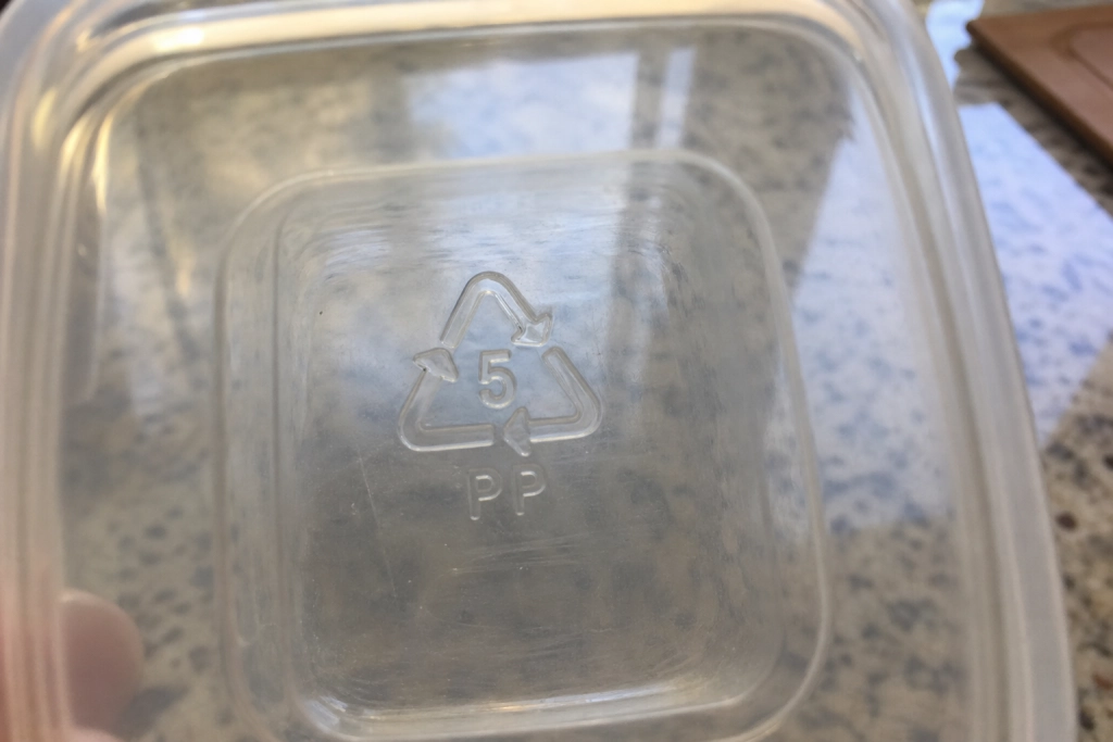 Hvad betyder mærkerne i bunden af dine plastikbokse egentlig?