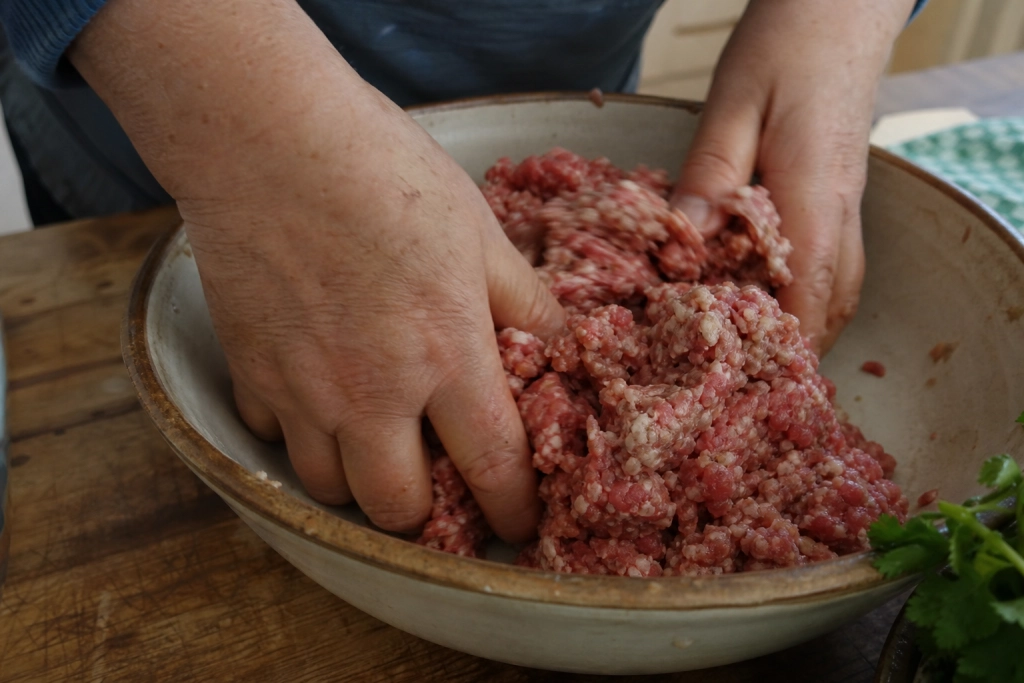 I Sverige laver de frikadeller på denne måde, og de bliver mere møre end vores