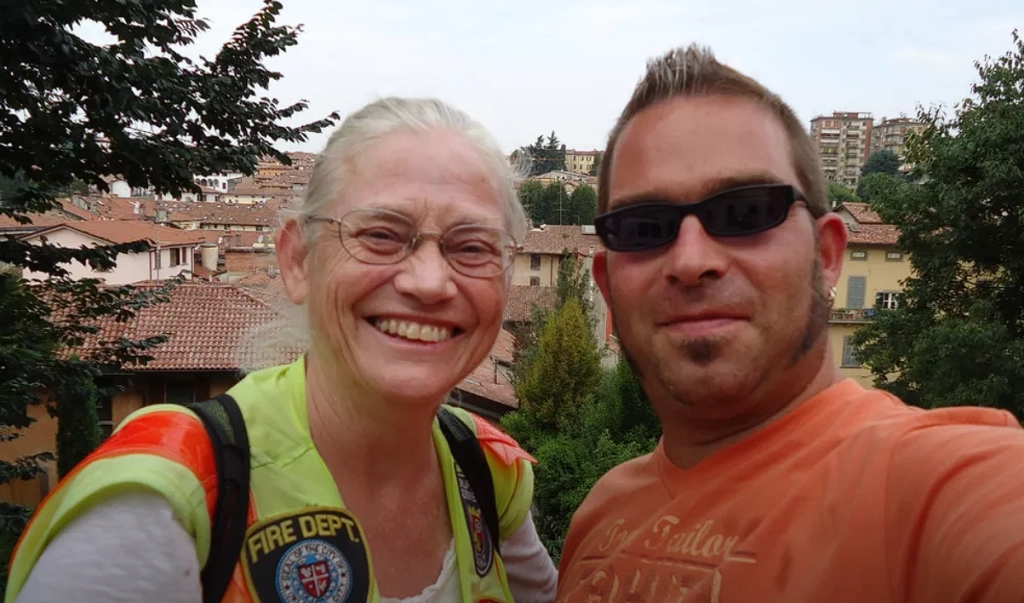 73-årig går 572 km for den fremmede, der reddede hendes barnebarn: Det, hun fandt ud af om ham, er næsten umuligt at fatte