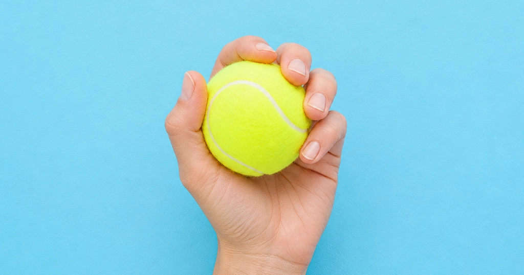 Dette fem-minutters tennisboldtrick reducerer lændesmerter med 55 procent