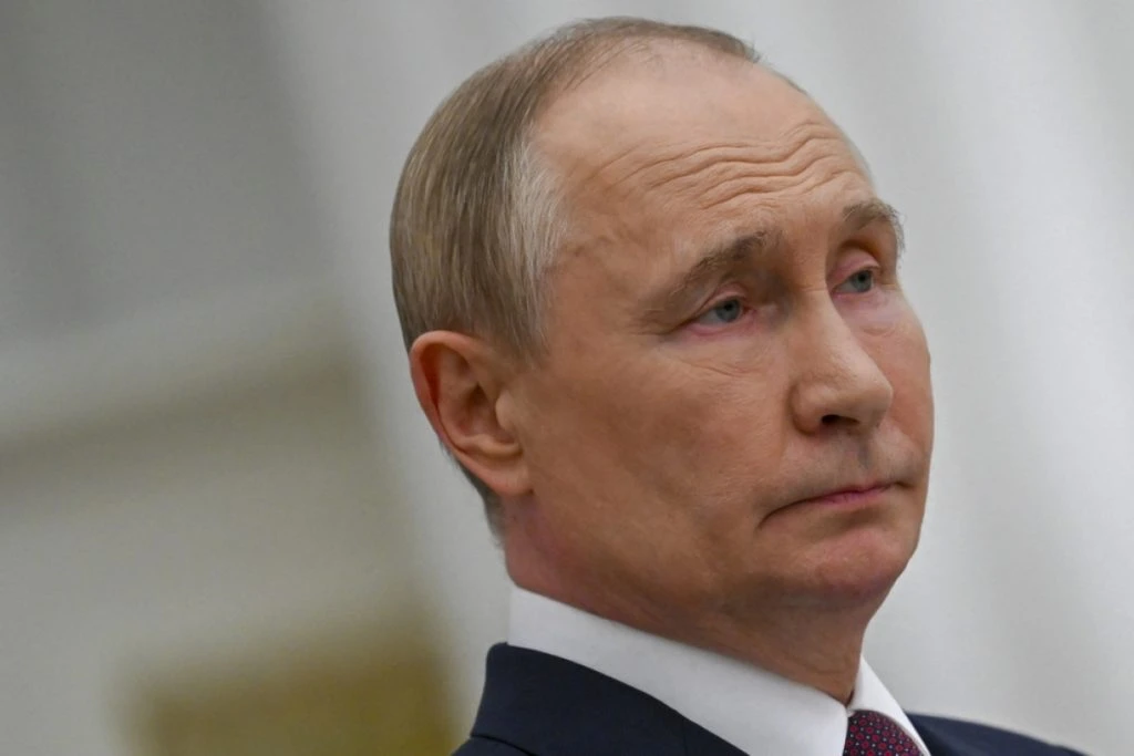 Putin fejrede sin fødselsdag alene som 'paranoid' Vlad lukker sig ude fra sin inderste kreds