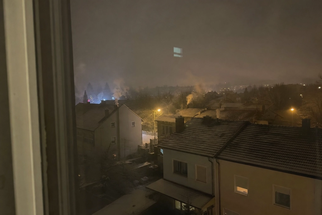 Hvorfor kan man pludselig lugte brændeovne i hele nabolaget?