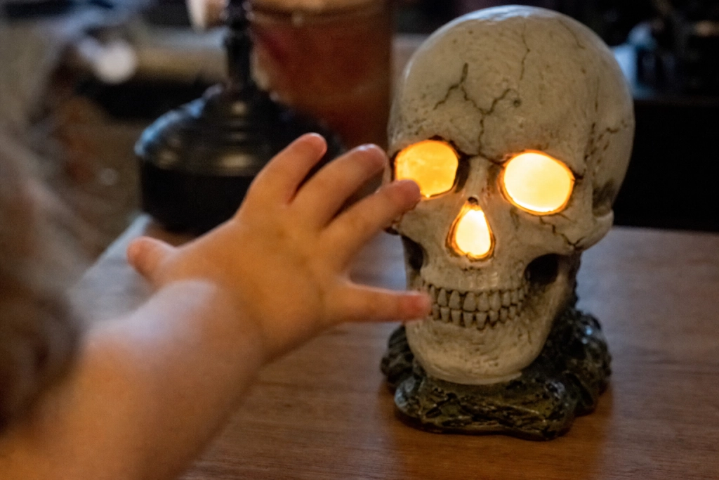 Skjult i halloween-pynten: Denne lille ting kan være farlig for små børn